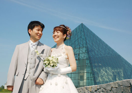 イサムノグチの芸術札幌モエレ沼公園ガラスのピラミッド結婚式